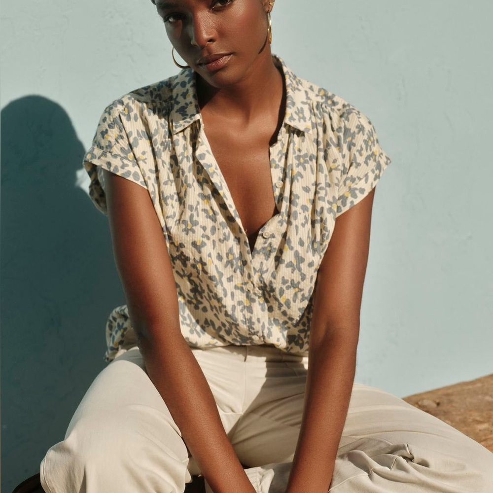 Velvet by Graham & Spencer Cream and Gray Button Down Shirt